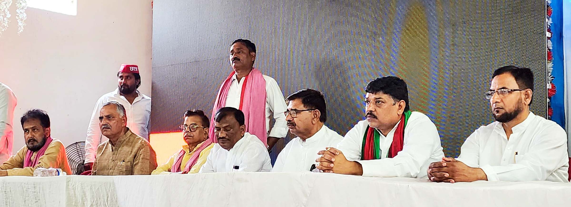 बैठक बुलाने व अखिलेश का पुतला फूंकने वाला नदीम पूर्व मंत्री का खास