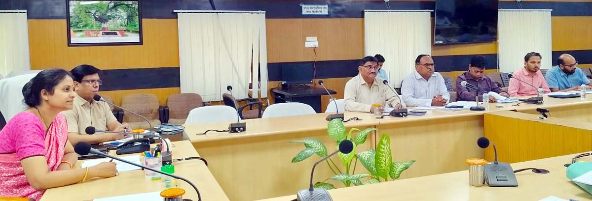 स्कूली वाहन चालकों का कराया जाए नेत्र परीक्षण: डीएम