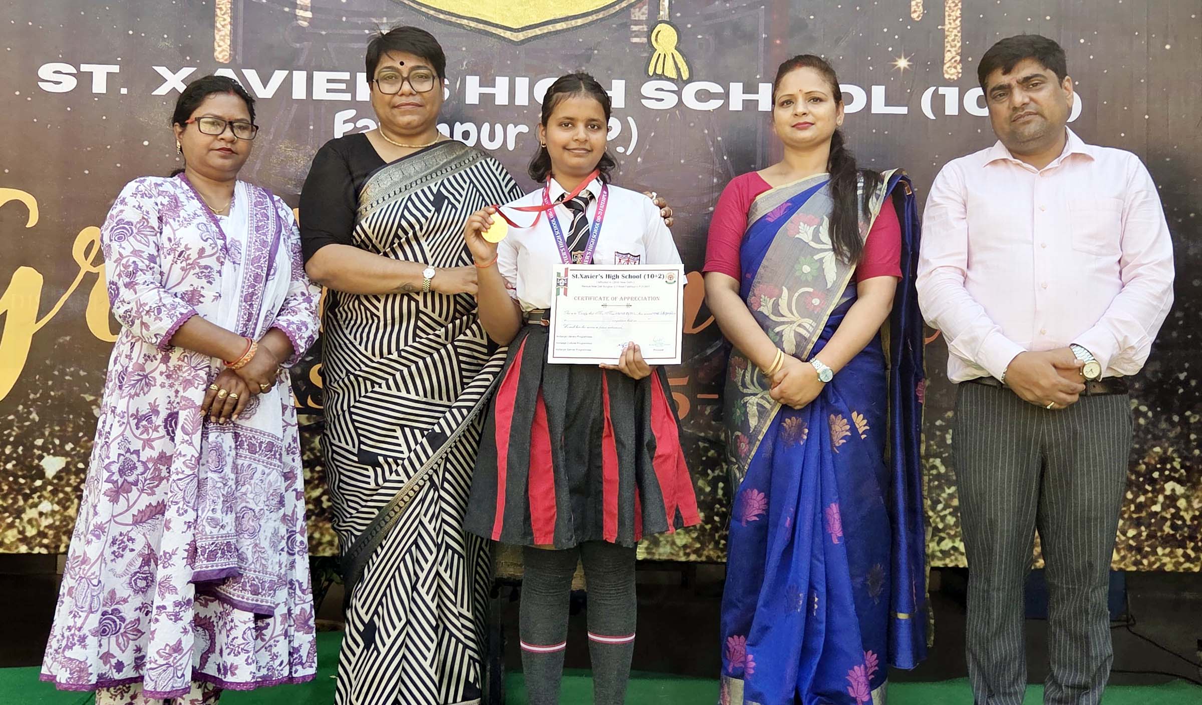 ग्रेजुएशन कैप पहनकर बच्चों ने कार्यक्रम को बनाया यादगार