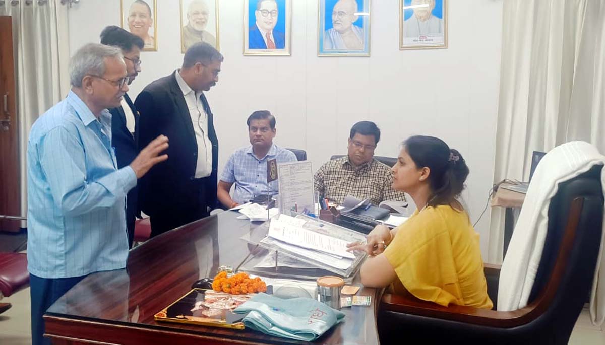डीएम ने कार्यालय में पीड़ितों की सुनीं समस्याएं,अन्य लघु खबरों के साथ