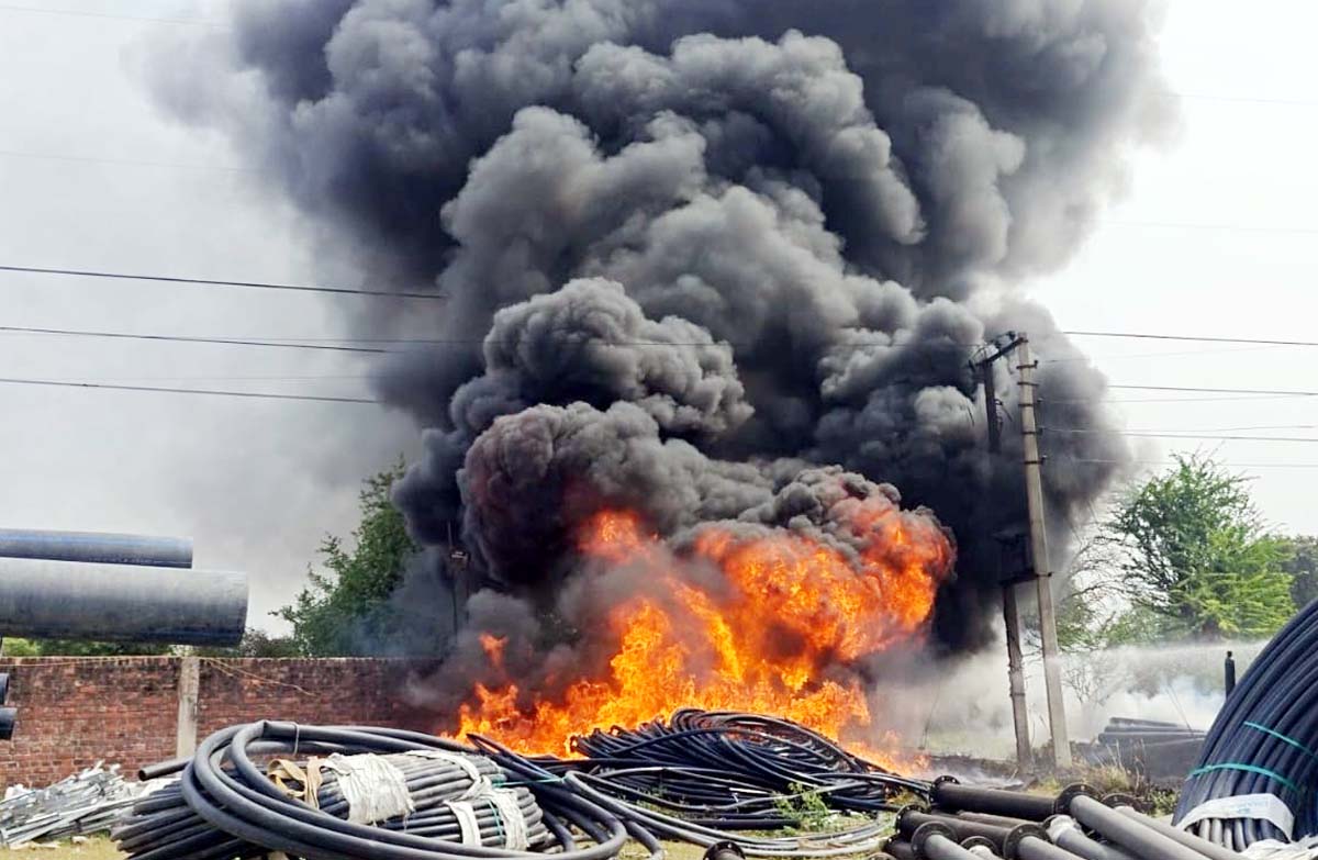 शार्ट सर्किट से जल निगम के स्टोर में लगी आग, गेहूं की फसल जली