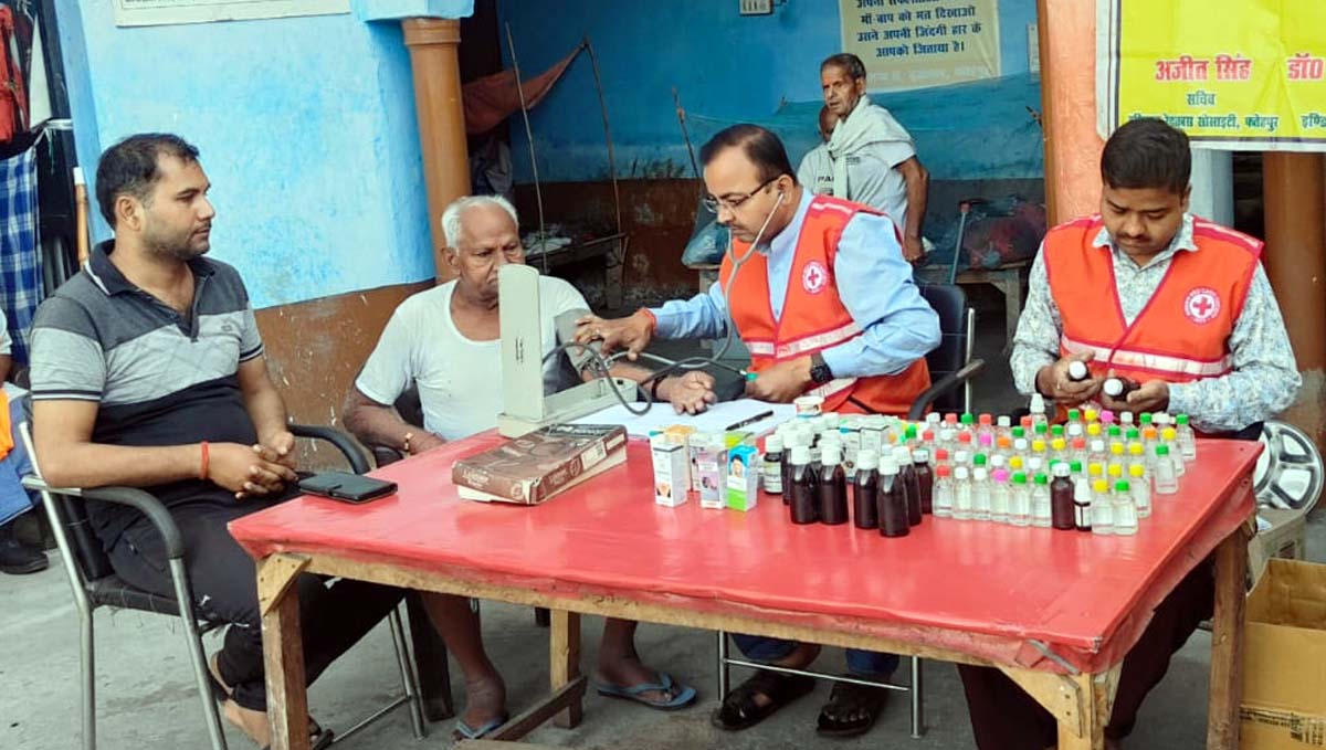 रेडक्रास सोसाइटी ने वृद्धजन आवास पर लगाया शिविर