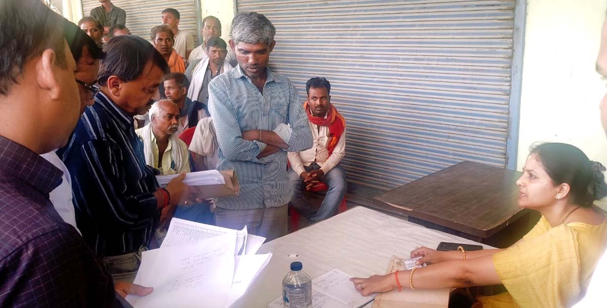 डीएम ने फार्मर रजिस्ट्री कैंप बुदवन का किया निरीक्षण, दिए निर्देश