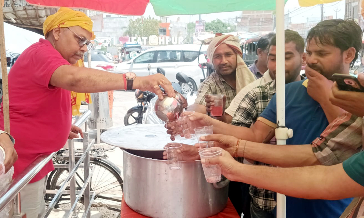 सुंदरकांड पाठ व आरती कर राहगीरों में वितरित किया शर्बत व बूंदी