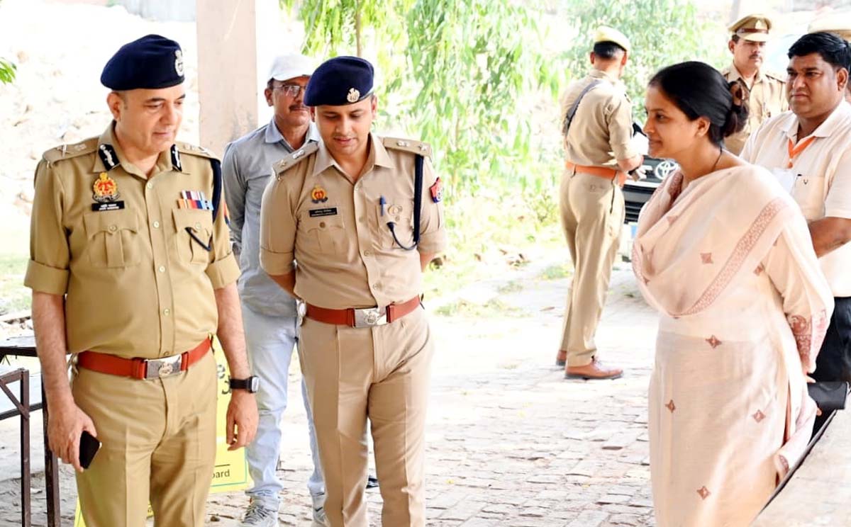 डीएम-एसपी संग पहुंचे एडीजी, सीसीटीवी से लेकर अभ्यर्थियों की तलाशी को देखा