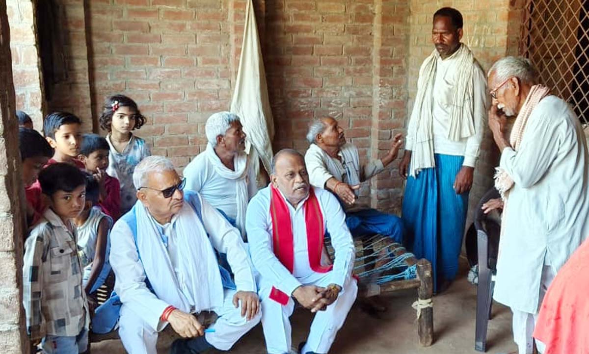 आवारा कुत्तो के हमले से मर गई थीं चैदह भेड़ें, दर्द बांटने पहुंचे सांसद