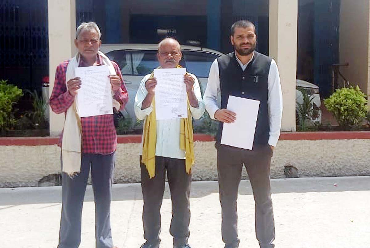 ग्रामीणों ने डीएम से की शिकायत, जांच का मिला आश्वासन