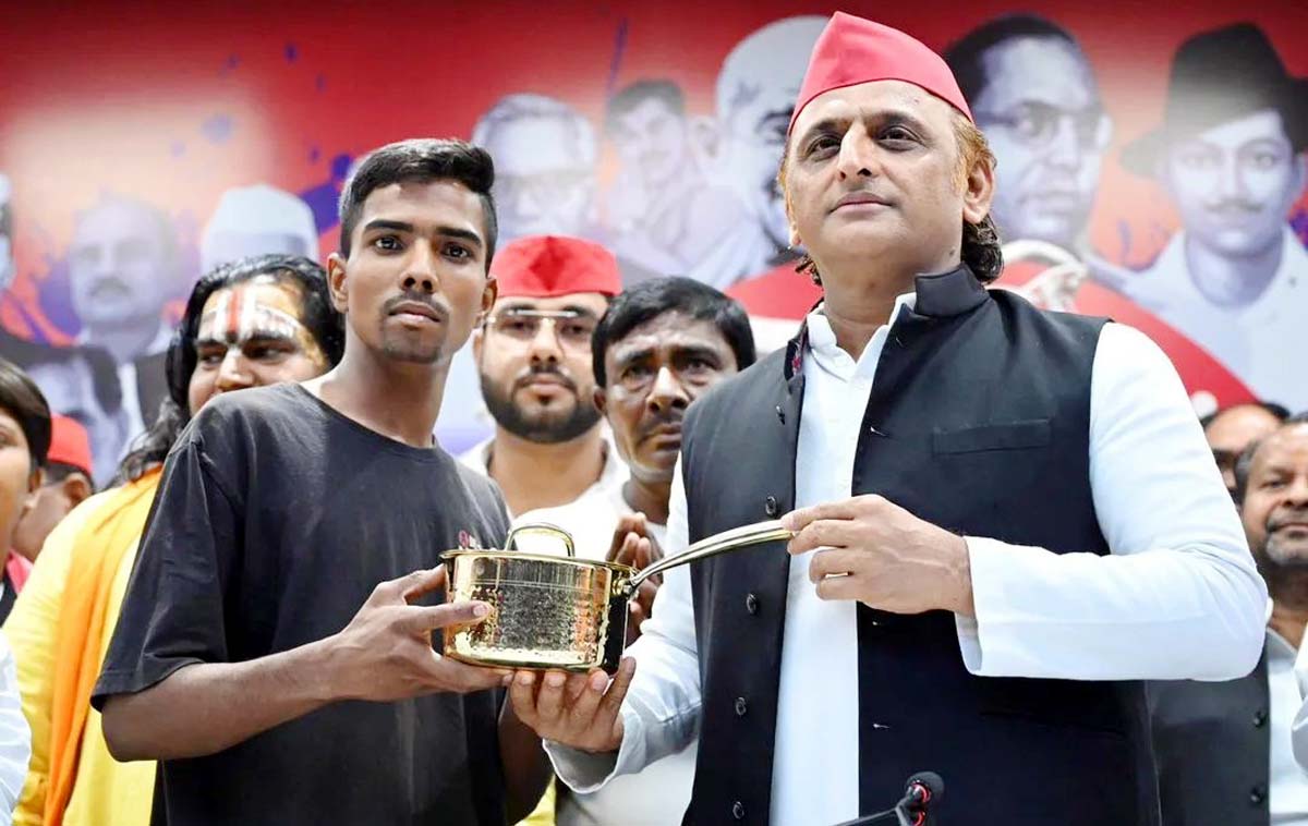 चाय पर बढ़ी सियासत:सपा के राष्ट्रीय अध्यक्ष ने भेंट किए पीतल के बर्तन