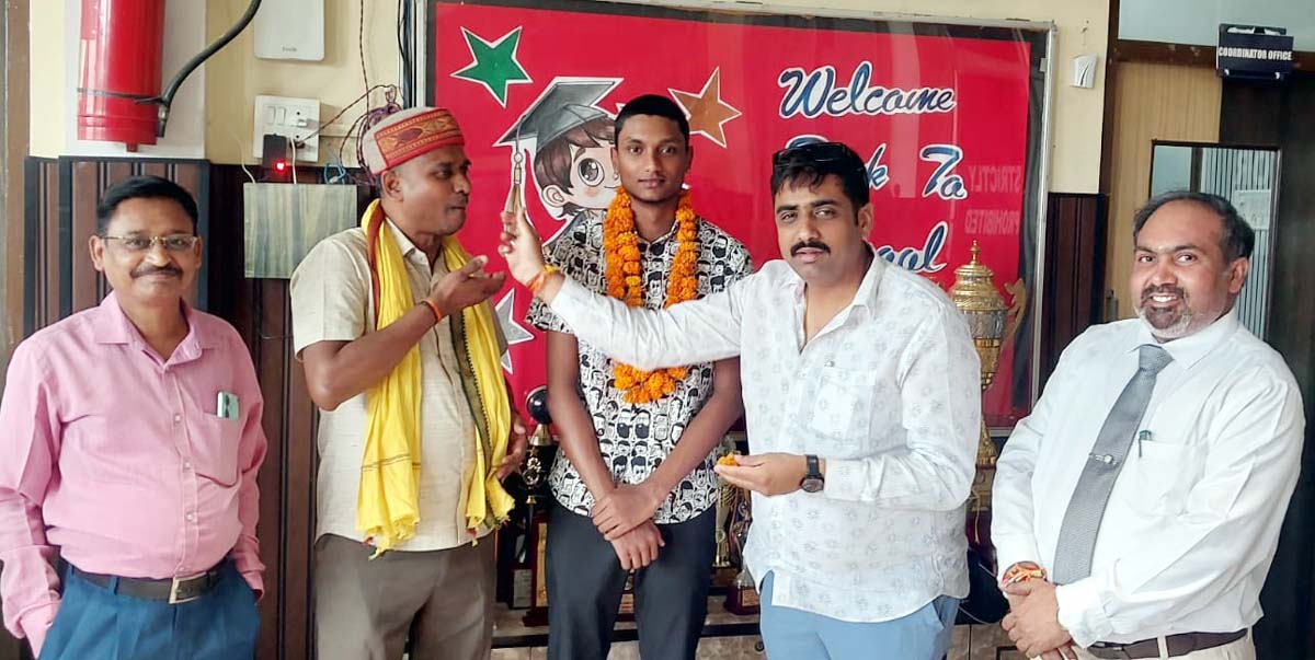 आरएस एक्सेल स्कूल में प्रधानाचार्य ने छात्र का कराया मुंह मीठा