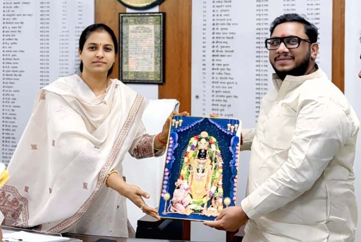 परिषद के राष्ट्रीय प्रवक्ता ने डीएम से की शिष्टाचार भेंट, योजनाओं पर की चर्चा