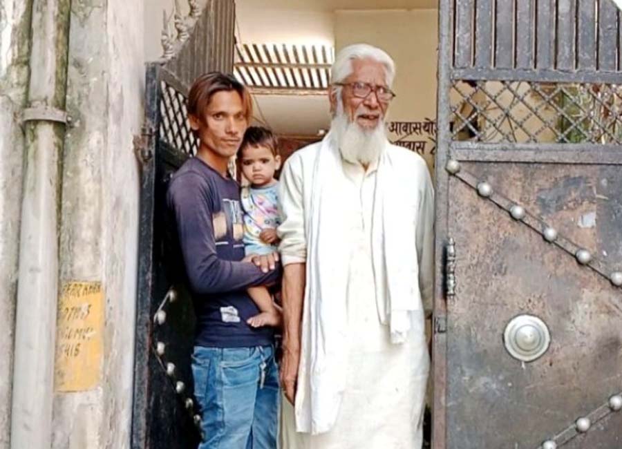  फेरी लगाकर परिवार चलाने वाले के घर जीएसटी टीम का छापा