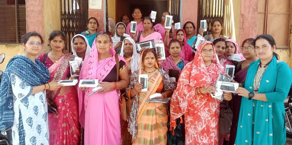 डिजिटल ताकत से सशक्त होंगी आंगनबाड़ी कार्यकत्रियां, 176 को मिले स्मार्टफोन