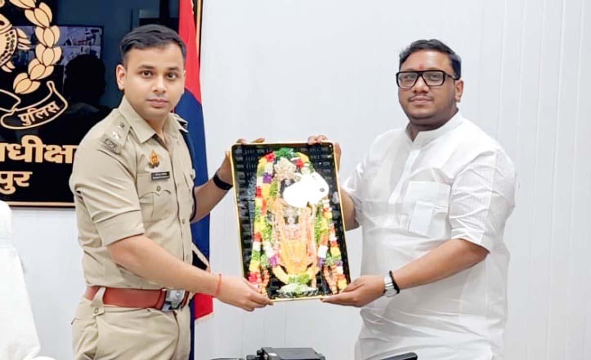 हिंदू नववर्ष पर एसपी से शिष्टाचार भेंट कर दी बधाई