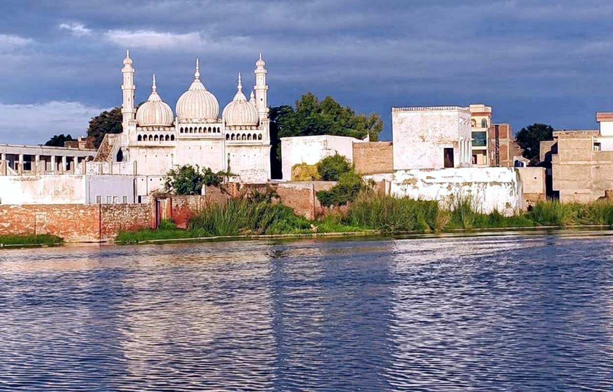 कूंड तालाब पर कब्जों का जाल, जांच दबने के आरोप