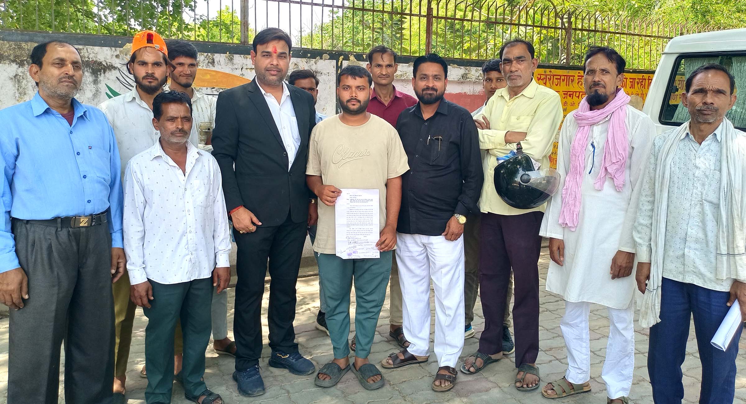 सड़क पर अवैध छज्जा बनाकर कब्ज़ा करने का लगाया आरोप