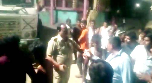 मौरंग के ओवरलोड ट्रकों के विरोध में सड़क पर उतरे ग्रामीण