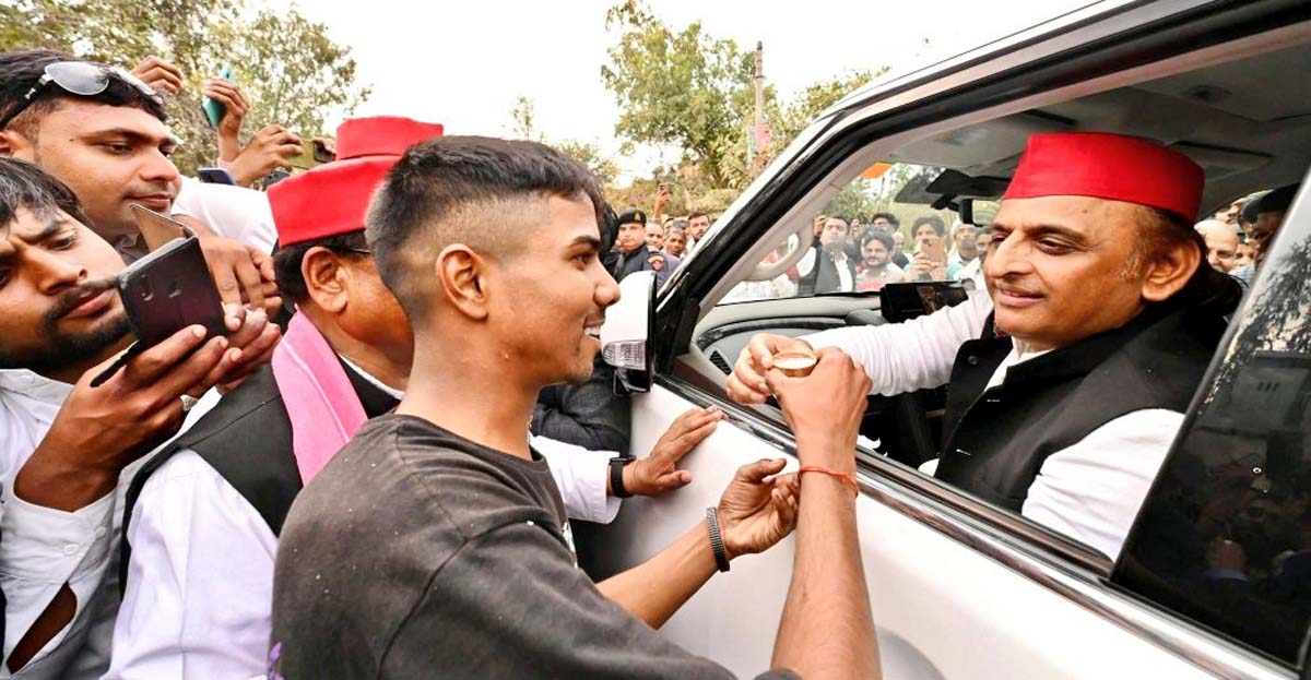 पूर्व सीएम के साथ चाय की चुस्की पड़ी महंगी, चाय का लिया नमूना