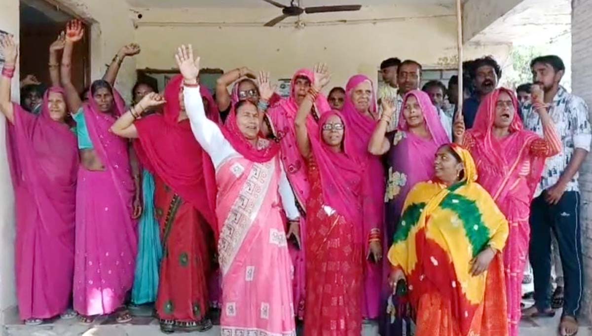 गुलाबी गैंग लोकतांत्रिक के नेतृत्व में ग्रामीणों ने घेरा पावर हाउस