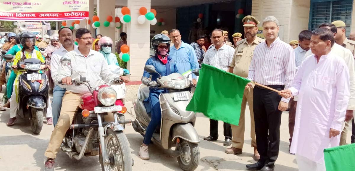 जहानाबाद विधायक व डीएम ने बच्चों को वितरित कीं निःशुल्क पाठ्यपुस्तक