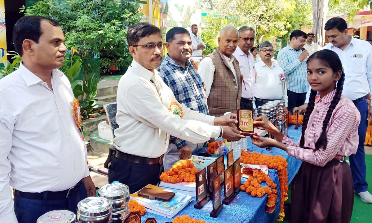 स्कूल चलो अभियान से गूंजा वाहिदपुर,भव्य प्रवेशोत्सव में मेधावियों का सम्मान