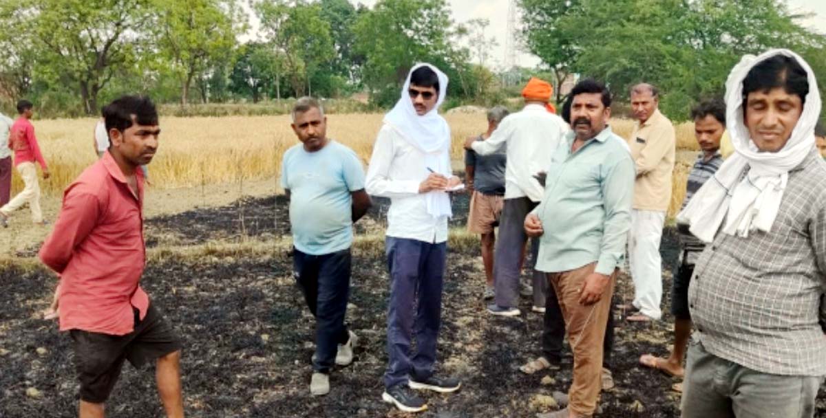 ग्रामीणों ने मिलकर बुझाई आग, मुआवजा दिलाने की मांग