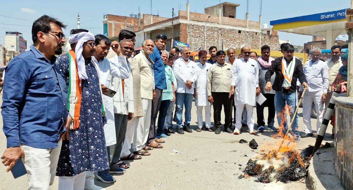 कांग्रेस ने फूंका असम सीएम हेमंता विश्वा शर्मा का पुतला