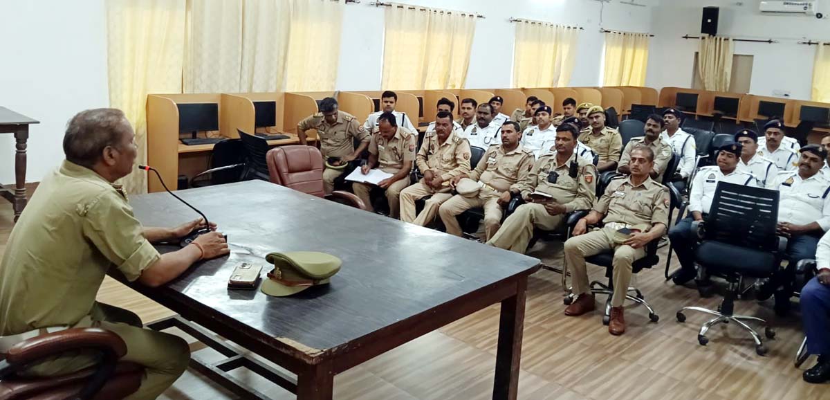 यातायात व्यवस्था सुधारने को लेकर हुई गोष्ठी,पुलिस कर्मियों को दिए सख्त निर्देश
