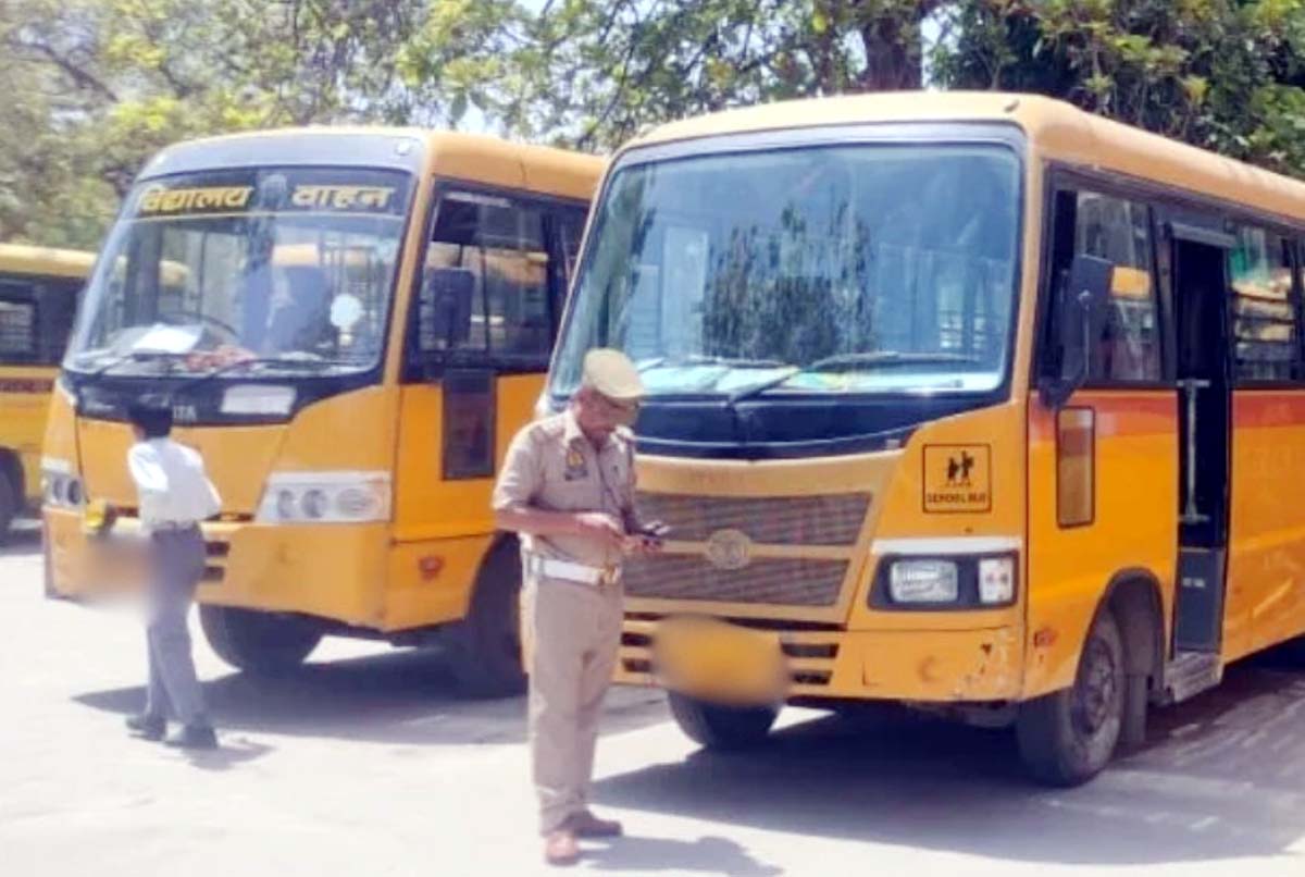 सड़क सुरक्षा को लेकर पुलिस सख्त, स्कूली वाहनों की हुई चेकिंग