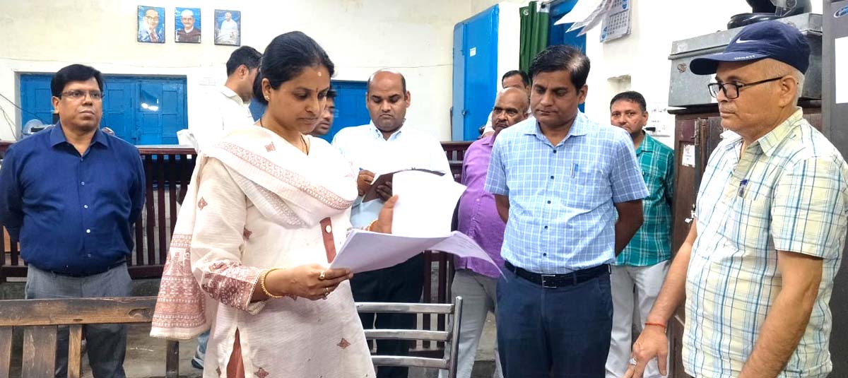 कलेक्ट्रेट में डीएम का औचक छापा, बिखरी फाइलों पर भड़कीं