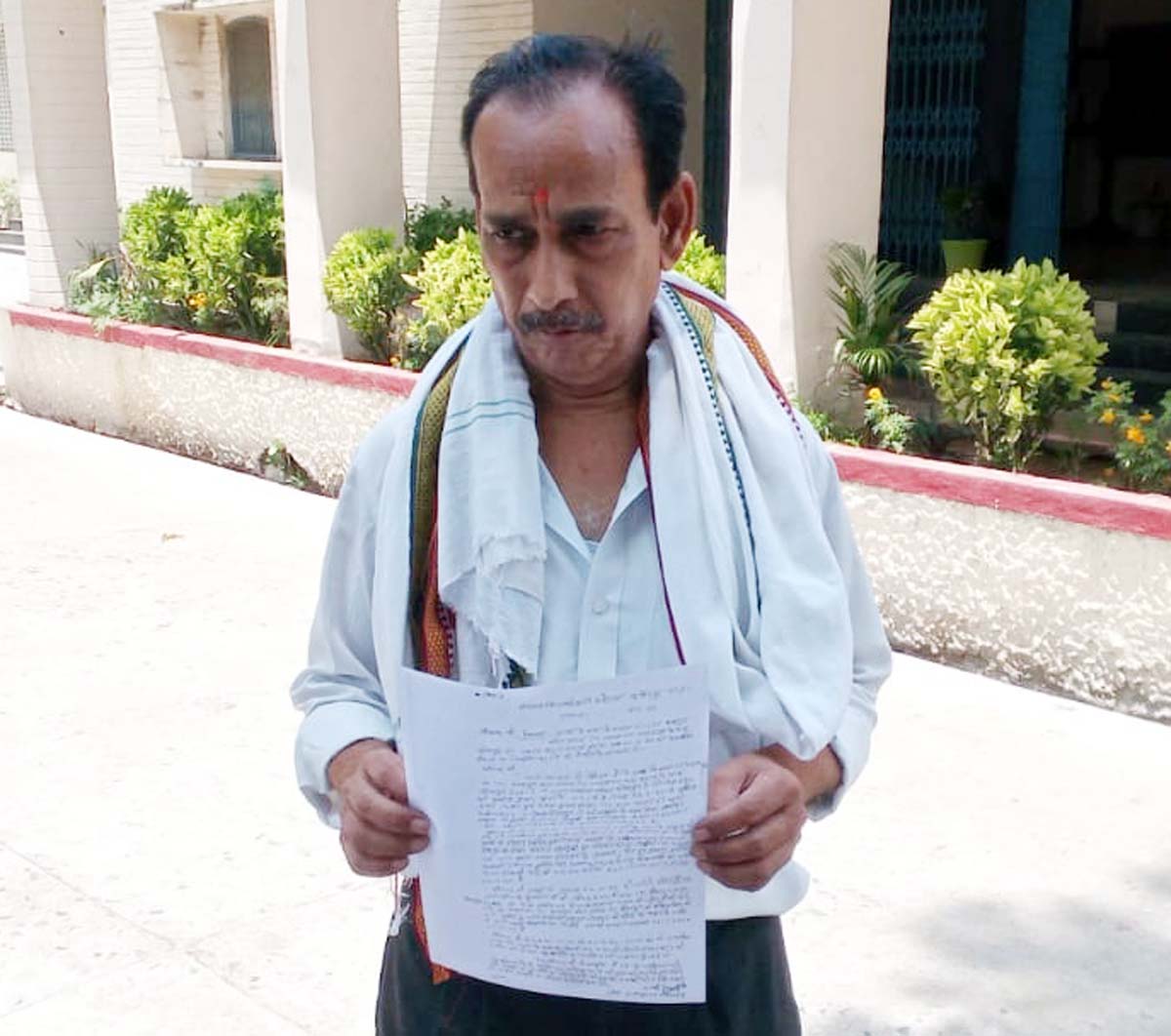 पीड़ित ने डीएम को दिया ज्ञापन, भूमाफिया पर कार्रवाई की मांग