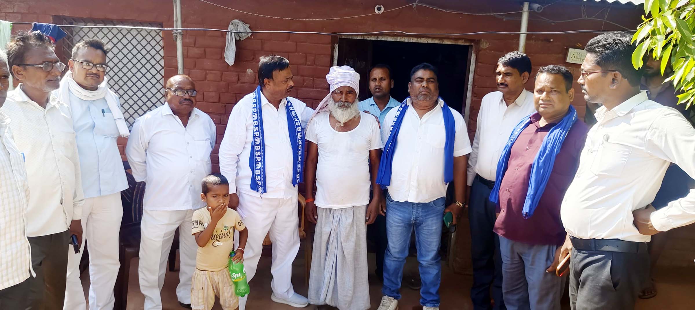  मृतक लाइनमैन के घर पहुंचकर बसपाईयों ने दी सांत्वना