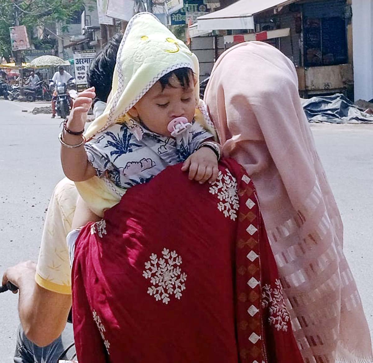 तापमान बढ़ने व तेज हवाएं चलने से गर्मी दिखा रही असर