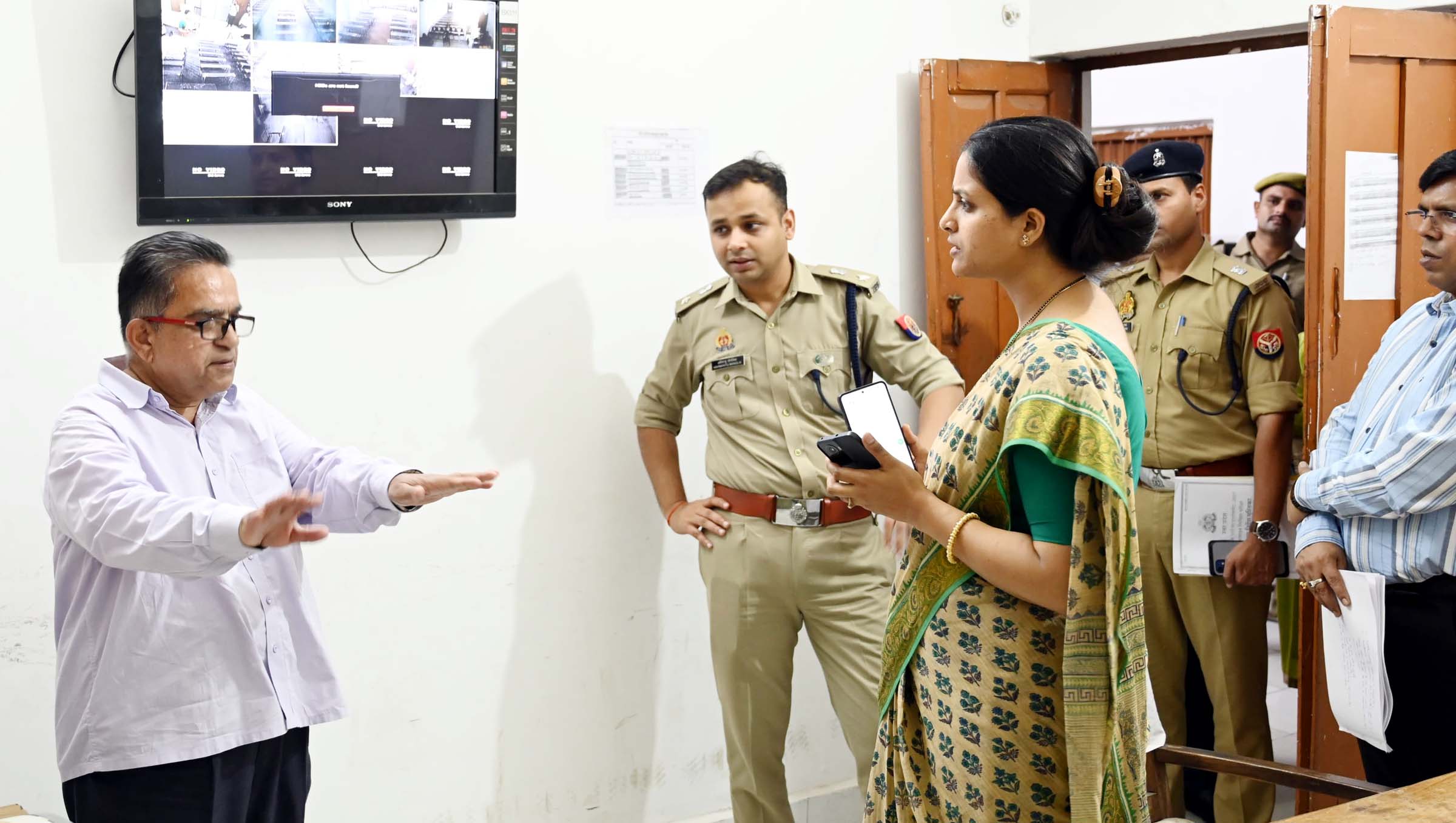 डीएम-एसपी ने होमगार्ड परीक्षा तैयारियों का लिया जायजा