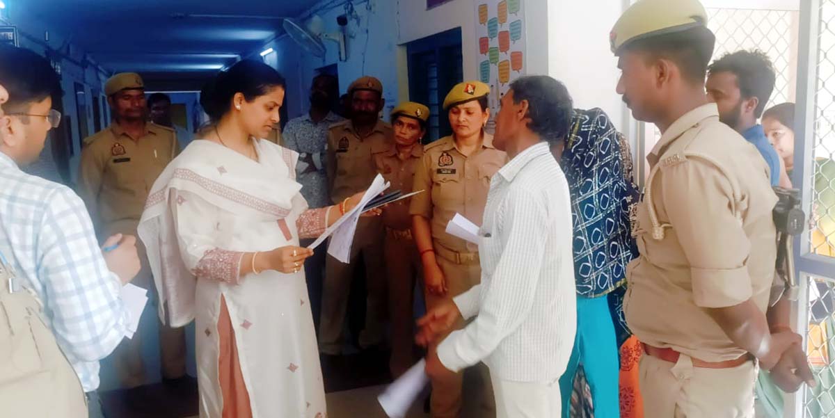 चैंबर से बाहर निकलीं डीएम, फरियादियों की भीड़ देख सुनी पीड़ा