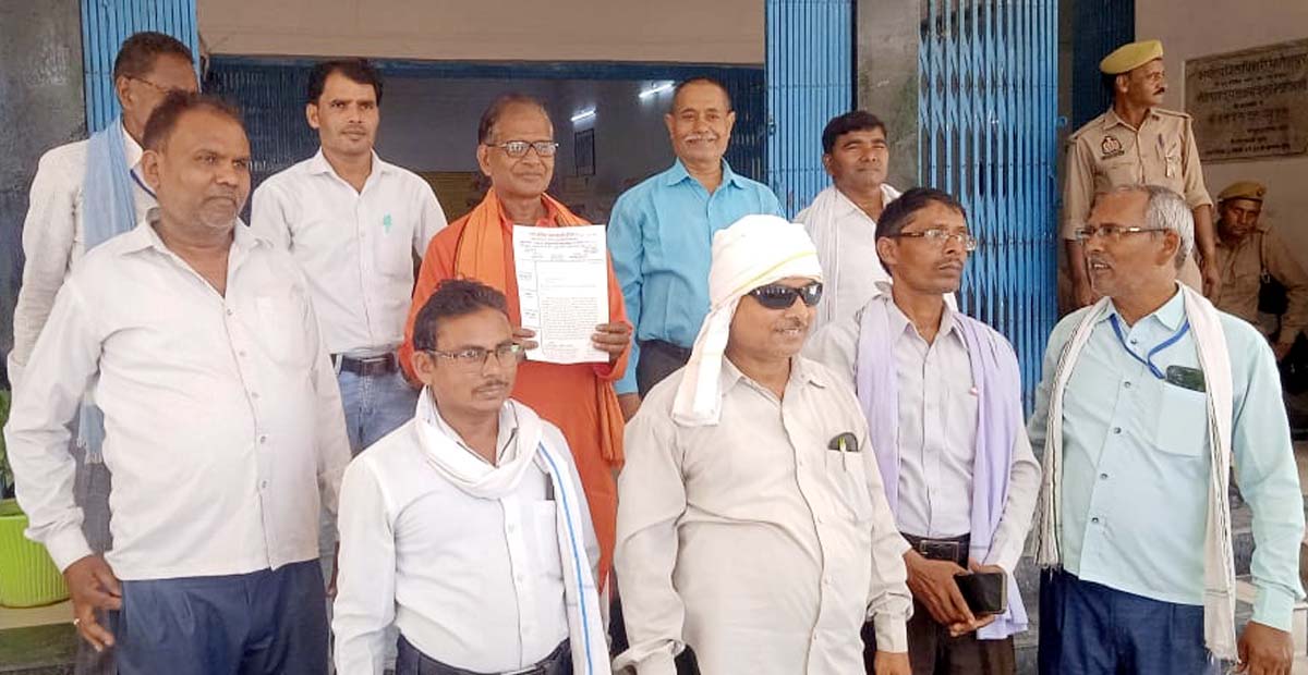 ठगी पीड़ितों ने मजदूर दिवस पर डीएम को किया आमंत्रित