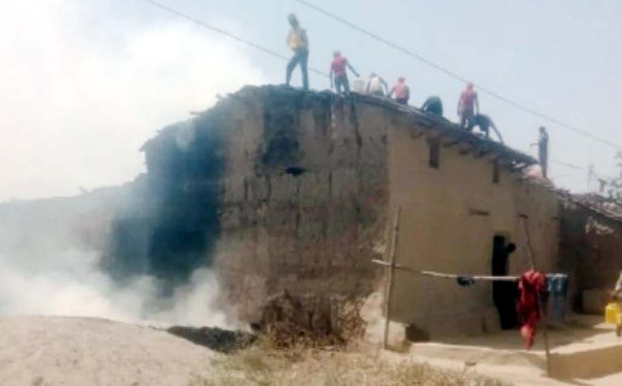 किसान के घर में लगी आग से जमापूंजी जलकर राख