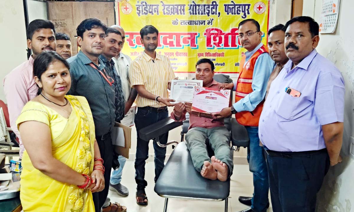 रेडक्रास के सहयोग से अधीक्षण अभियंता कार्यालय में लगा शिविर