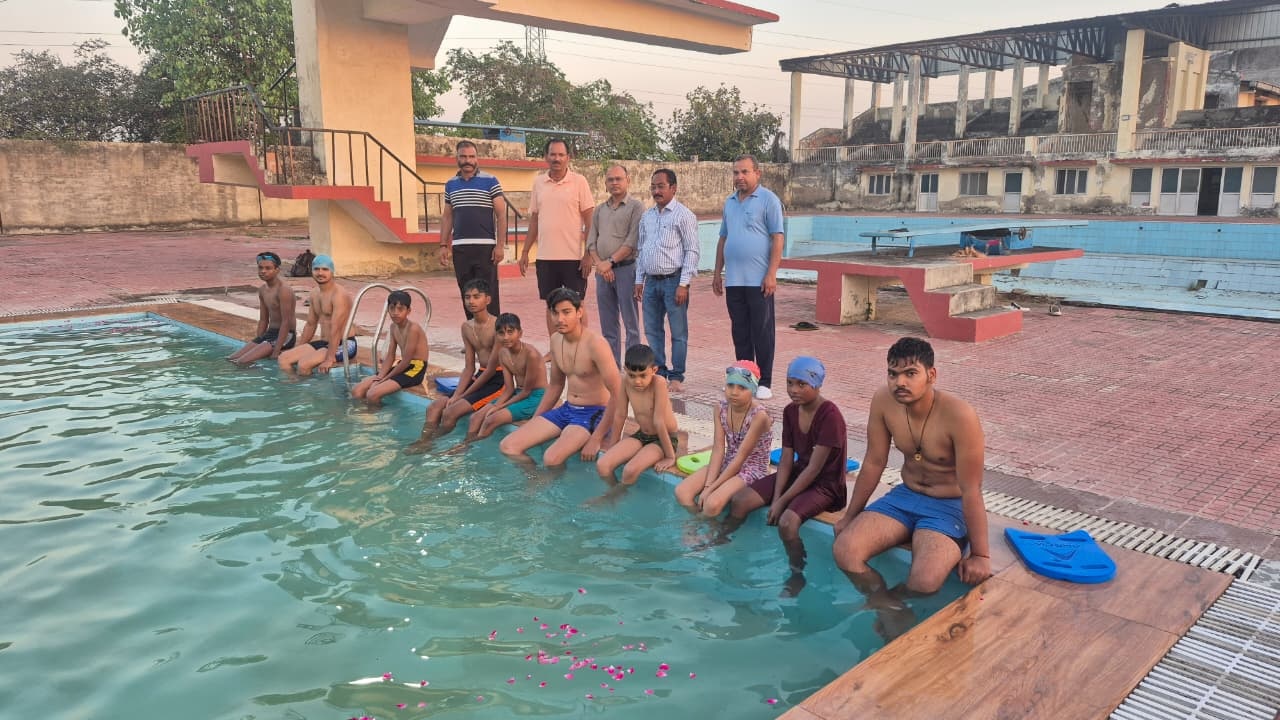 स्पोर्ट्स स्टेडियम फतेहपुर में तरणताल का संचालन प्रारंभ