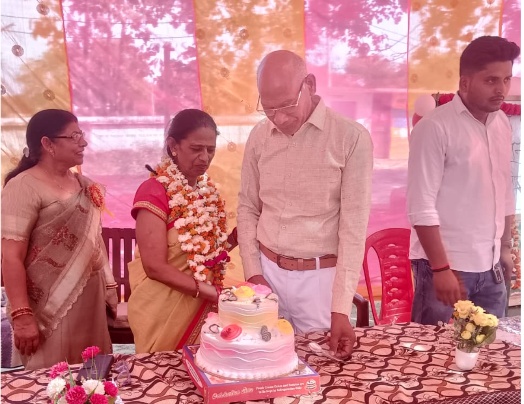 २८ साल बेदाग सेवाएं देकर सेवानिवृत हुई प्रधानाध्यापिका मीना श्रीवास्तव