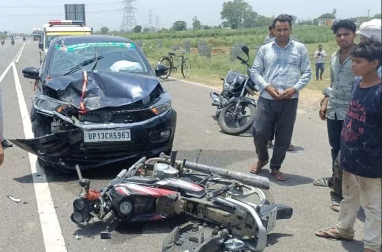 कार से टकराई बाइक, चालक घायल, कराया अस्पताल में भर्ती
