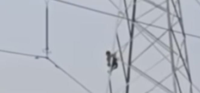 प्यार की जिद बनी जानलेवा हाईटेंशन टावर पर चढ़ा युवक बोला,,,