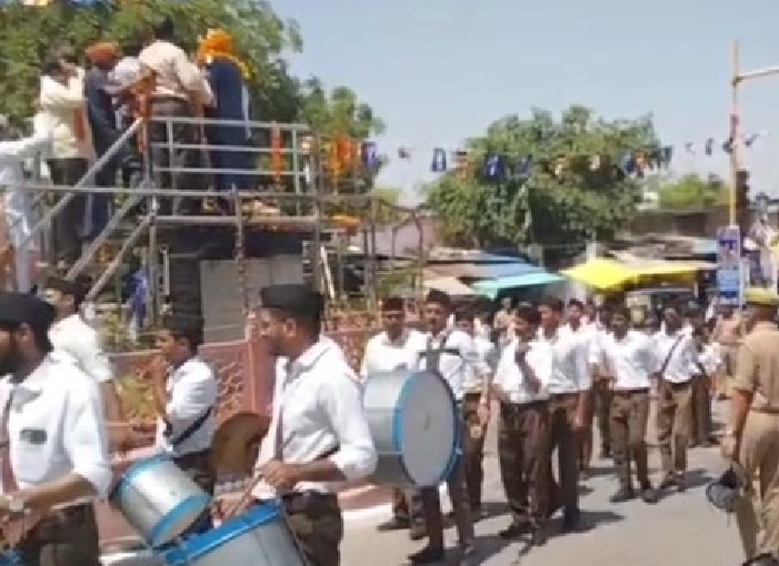 अंबेडकर जयंती पर RSS का भव्य पथ संचलन, पुष्प वर्षा से हुआ स्वागत