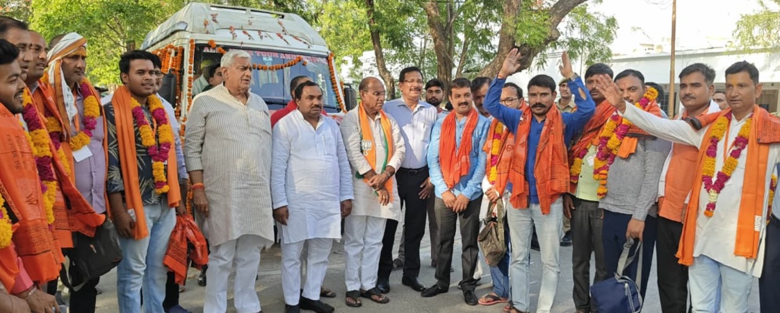 स्वाभिमान पर्व यात्रा का शुभारंभ, श्रद्धालुओं को हरी झंडी दिखाकर किया रवाना