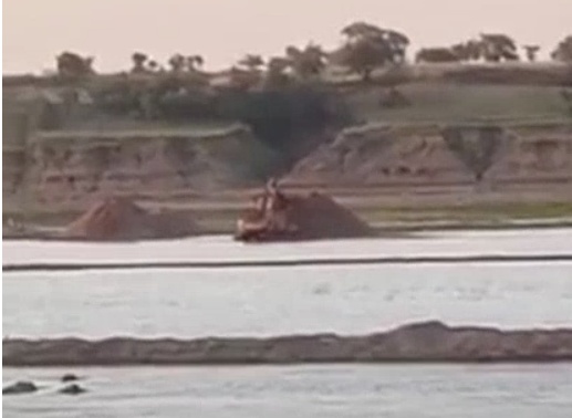 बेतवा नदी में अवैध खनन का मामला गरमाया, प्रशासन की भूमिका पर उठे सवाल