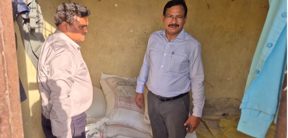 जिलाधिकारी ने कदौरा गौशाला का किया निरीक्षण, व्यवस्थाएं सुधारने के दिए निर्देश