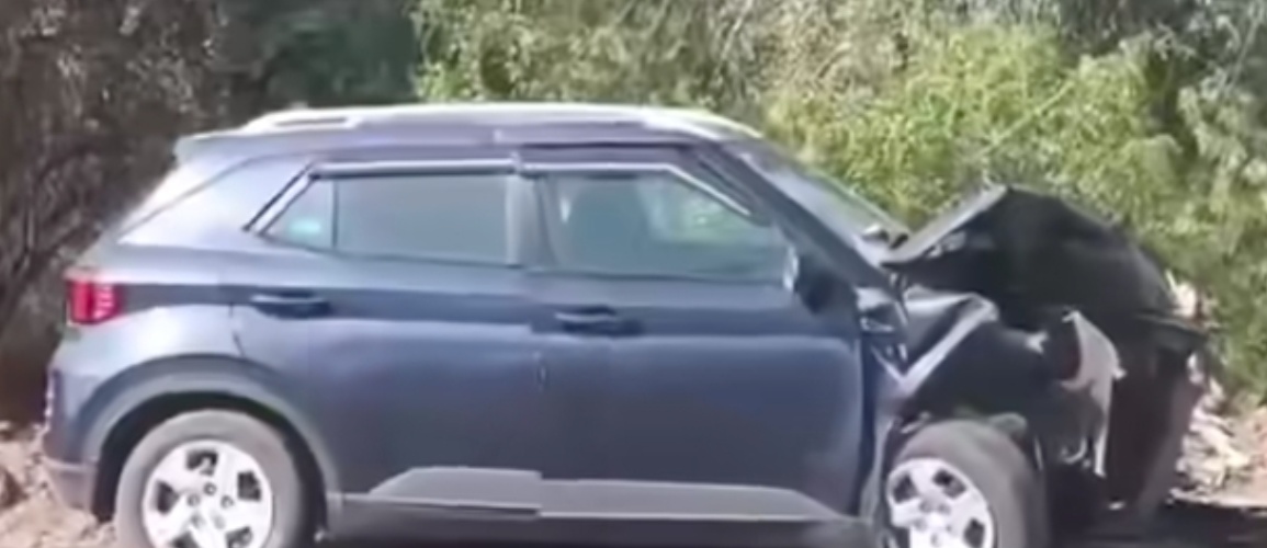  झपकी बनी जानलेवा, तेज रफ्तार कार पेड़ से टकराई—बेटे की मौत, मां गंभीर