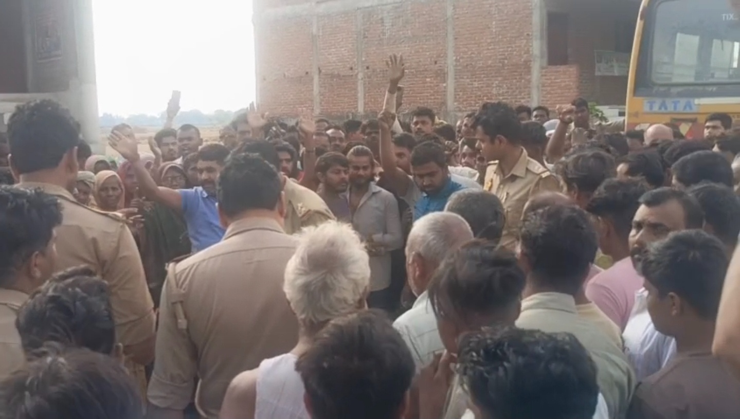 एक तेज रफ्तार स्कूली बस ने साइकिल सवार छात्र समेत एक बाइक सवार को मारी टक्कर