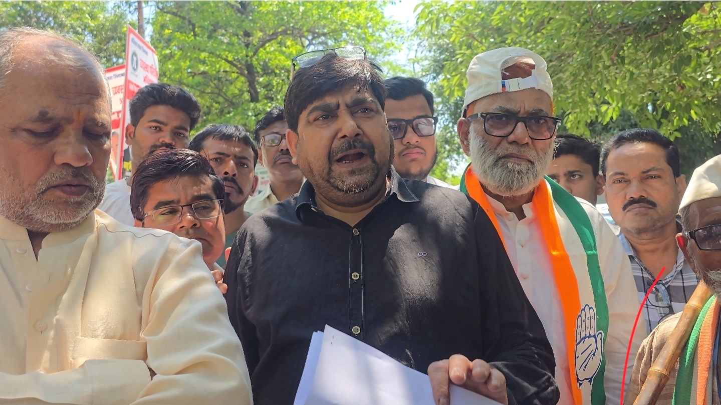 डीएम को सौंपा ज्ञापन, गैस कालाबाजारी पर जताई नाराजगी