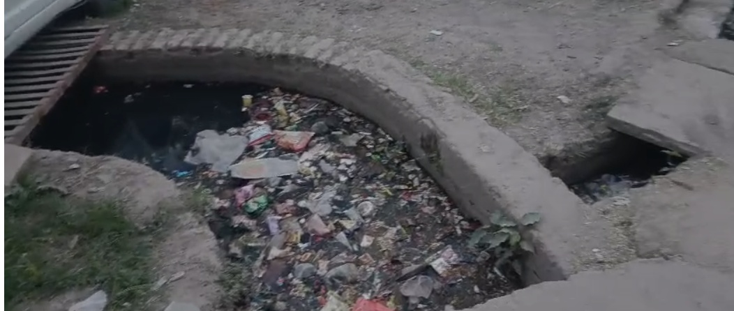 उत्तर प्रदेश जनपद हमीरपुर कस्बा कुरारा में नगर पंचायत के सामने