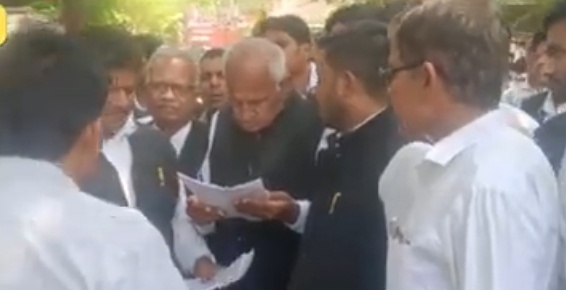 मिर्जापुर में अधिवक्ता की हत्या से हमीरपुर में आक्रोश, बार एसोसिएशन ने सौंपा ज्ञापन